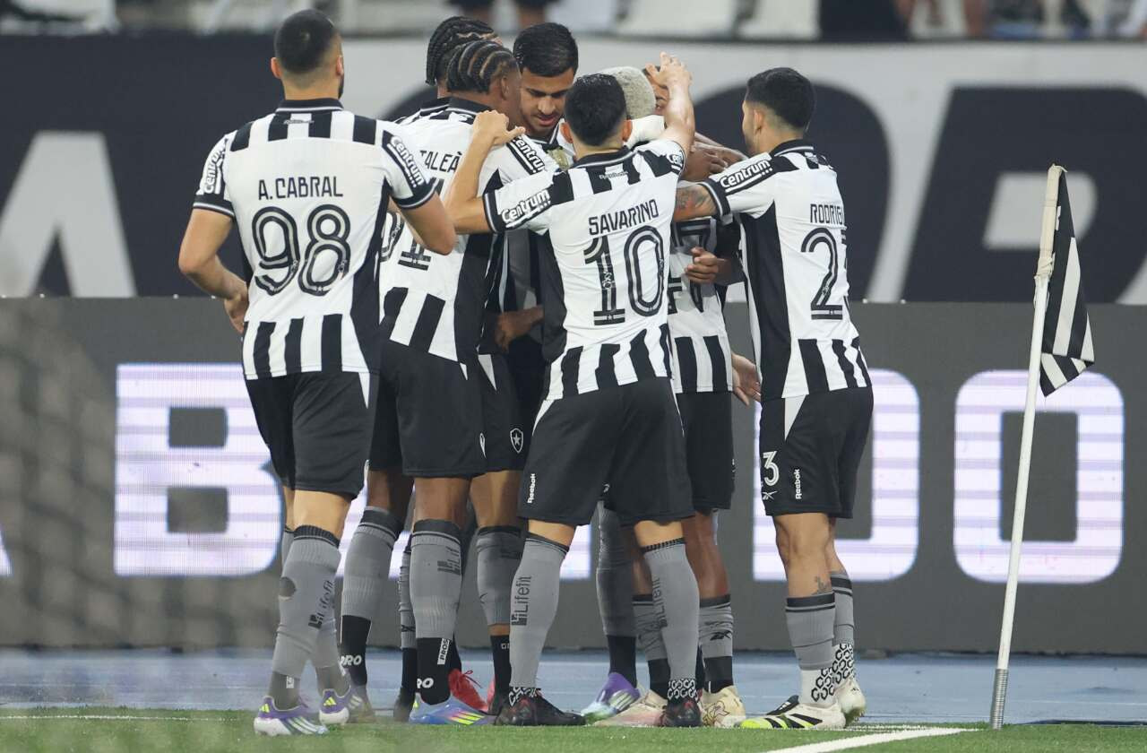 Imagem da noticia Em noite de golaços, Botafogo se impõe sobre Bragantino e fica perto do G4