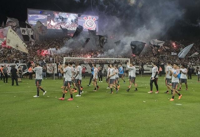 Imagem da noticia Bandeiras com mastro voltam a ser permitidas nos estádios de São Paulo