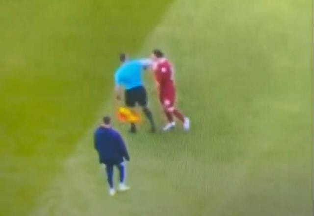 Imagem da noticia Bandeirinha dá cotovelada em jogador do Liverpool durante clássico inglês