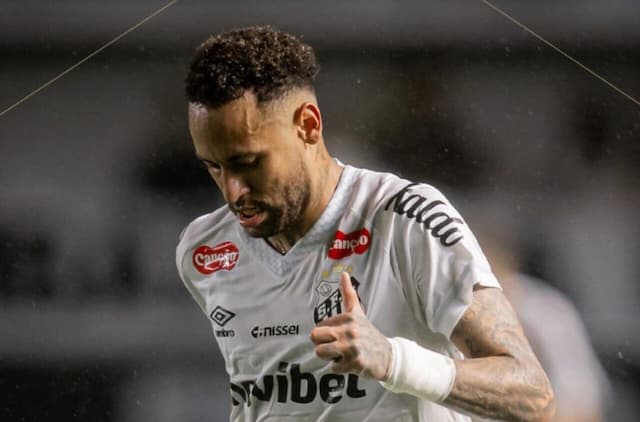 Neymar critica gramado da Vila Belmiro após clássico: ''Atrapalha o espetáculo'' Neymar critica gramado da Vila Belmiro após clássico: ''Atrapalha o espetáculo''