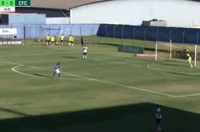 Goleiro do Coritiba faz gol de tiro de meta no Paranaense; veja vídeo Goleiro do Coritiba faz gol de tiro de meta no Paranaense; veja vídeo