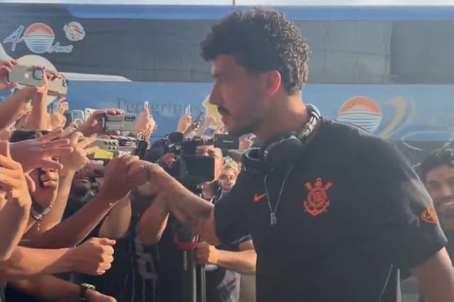 Corinthians chega em Brasília e é recebido com festa Corinthians chega em Brasília e é recebido com festa
