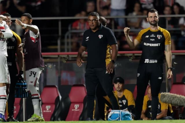 Roger Machado vê resposta positiva com mudança e pede incentivo: "Trabalho para caramba" Roger Machado vê resposta positiva com mudança e pede incentivo: "Trabalho para caramba"