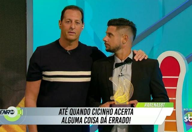 Imagem da noticia Com troféu inusitado, Arena SBT entrega "Oscar" de melhor comentarista a Cicinho