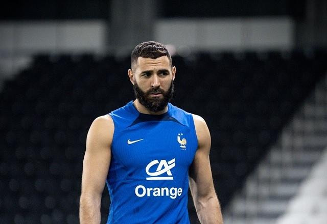 Imagem da noticia Técnico da França descarta retorno de Benzema, que faz publicação enigmática