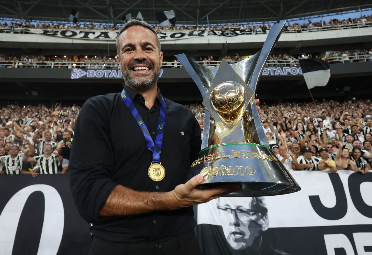 Imagem da noticia Botafogo comenta situação de Artur Jorge: "Um dos mais bem pagos do futebol"