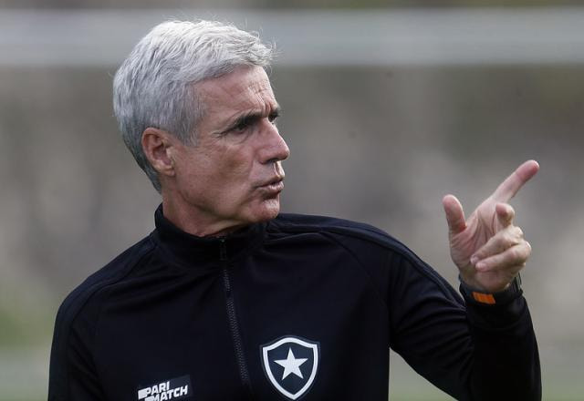 Imagem da noticia Botafogo esclarece situação de Luís Castro: "Tem contrato até março de 2024"