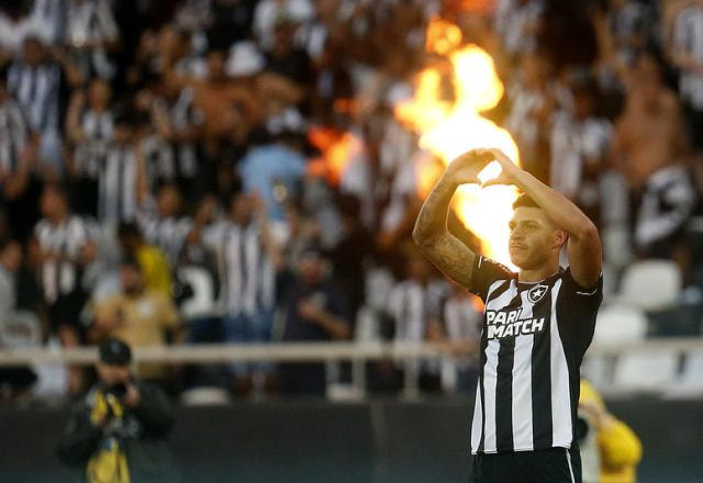 Imagem da noticia Botafogo vence Vasco e se mantém firme na liderança do Brasileirão