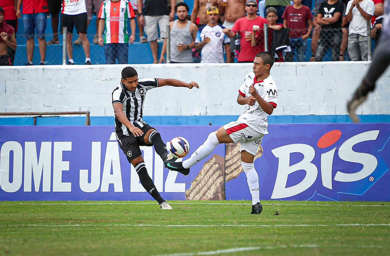Imagem da noticia Nos pênaltis, camisa pesa, e Botafogo vai às quartas da Copinha