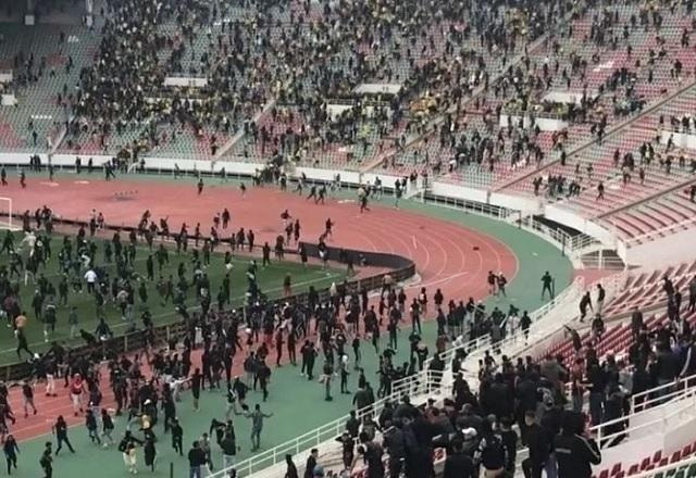 Imagem da noticia Briga em estádio do Marrocos termina com 160 feridos e carros destruídos