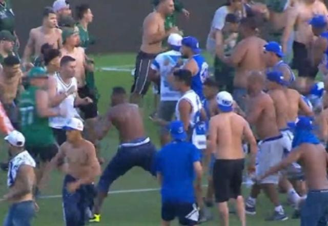 Imagem da noticia Torcedores de Cruzeiro e Coritiba invadem gramado e trocam agressões