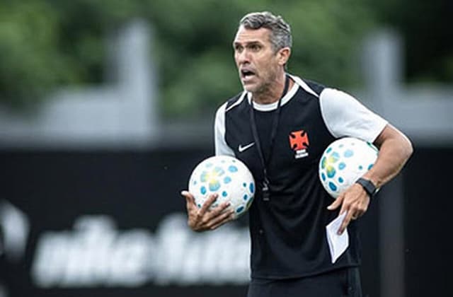 Sem técnico, Vasco vive pressão e luta contra Z4 mais uma vez Sem técnico, Vasco vive pressão e luta contra Z4 mais uma vez