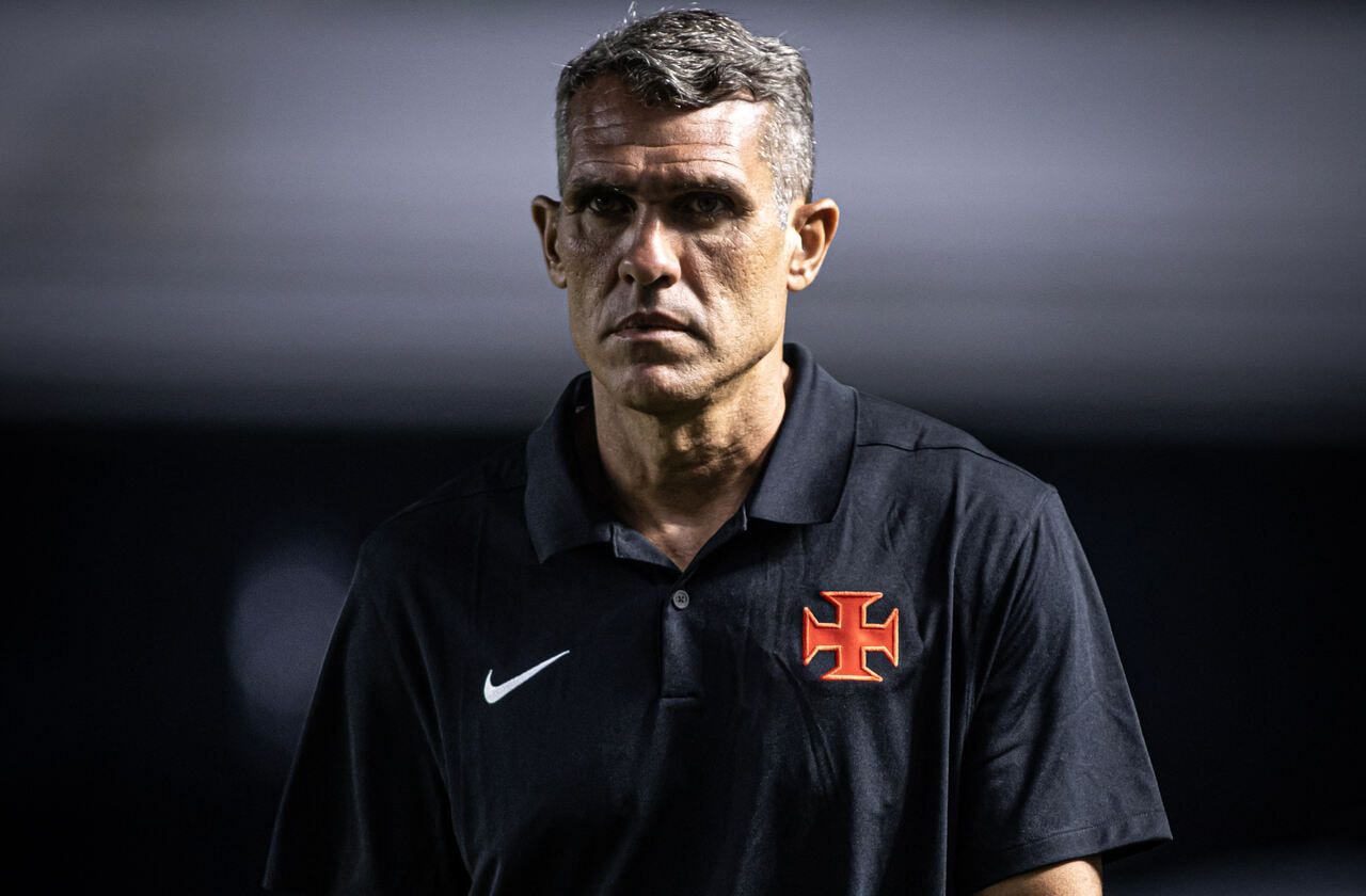 Imagem da noticia Interino aponta estratégia do Vasco e defende Brenner após eliminação