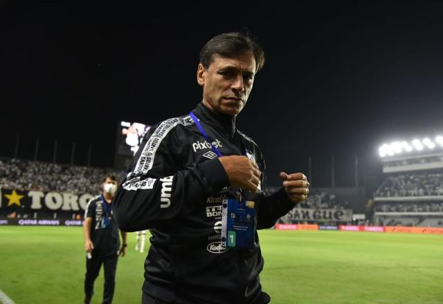 Imagem da noticia Em crise, Santos demite o técnico Fabián Bustos