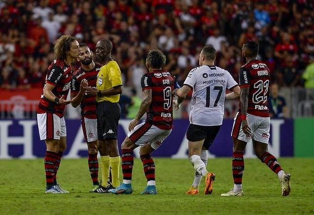 Imagem da noticia CBF afasta Luiz Flávio e responsável pelo VAR de Flamengo x Athletico-PR