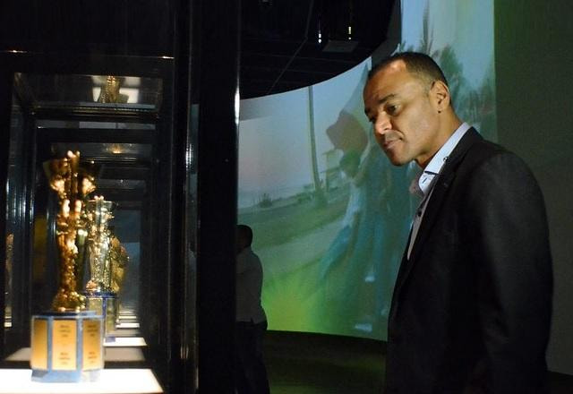 Imagem da noticia Cafu vai ao velório de Dinamite e minimiza ausências em adeus a Pelé