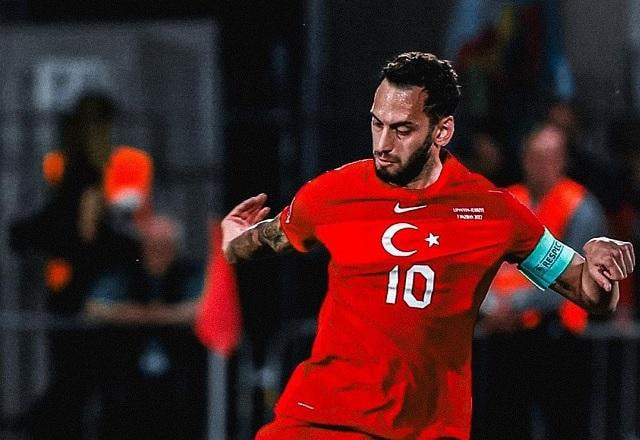 Imagem da noticia Çalhanoglu alfineta Gundogan antes de final na Turquia: "Escolheu a Alemanha"