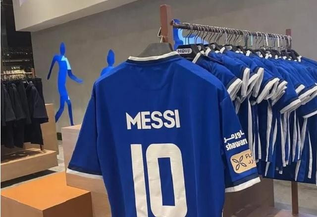 Imagem da noticia Camisa de Messi surge em loja de rival do Al Nassr após contratação de CR7