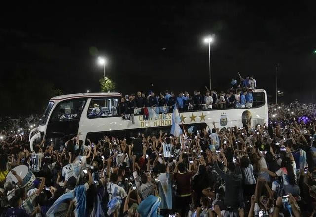 Imagem da noticia Campeões em casa! Multidão recepciona delegação argentina em Buenos Aires