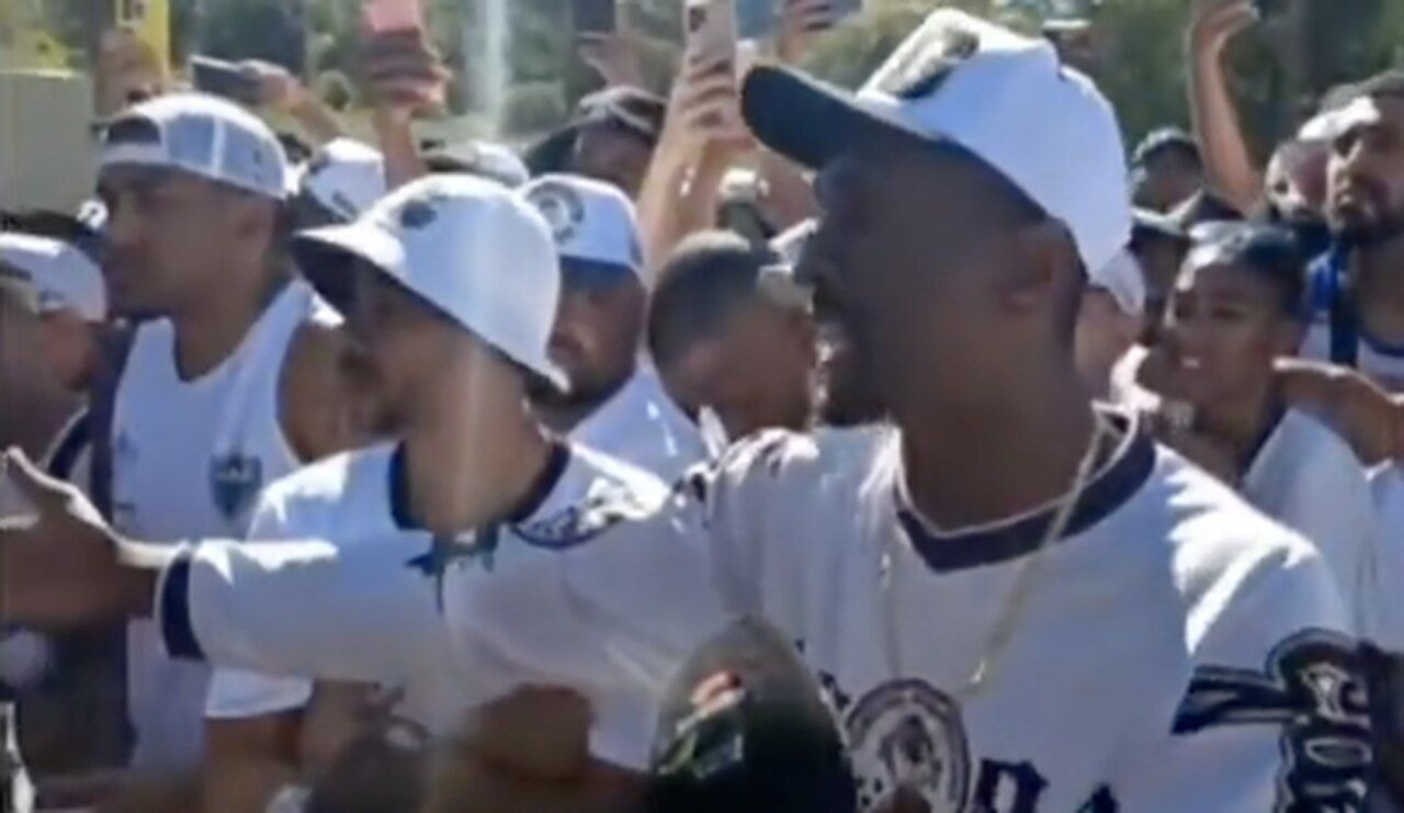 Imagem da noticia Organizada do Atlético faz manifestação na porta do CT; Hulk é aplaudido