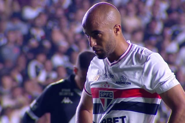 São Paulo bate o Vasco e se aproxima do G7 do Brasileirão São Paulo bate o Vasco e se aproxima do G7 do Brasileirão