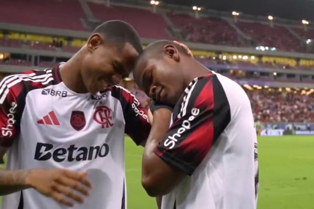 Com dois a mais, Flamengo goleia e rebaixa o Sport Com dois a mais, Flamengo goleia e rebaixa o Sport