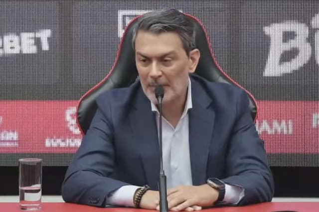 Diretor do São Paulo minimiza declarações de Luiz Gustavo: "Todos são responsáveis" Diretor do São Paulo minimiza declarações de Luiz Gustavo: "Todos são responsáveis"