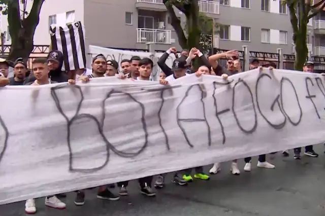 Torcedores do Botafogo protestam contra diretoria Torcedores do Botafogo protestam contra diretoria