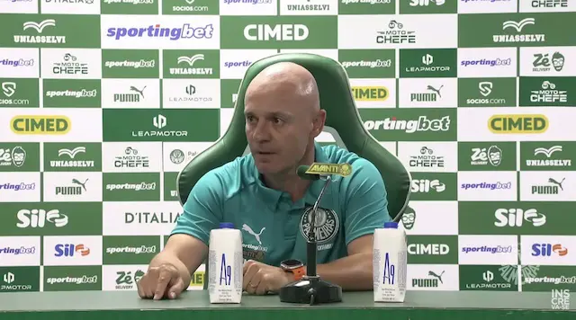 Auxiliar lamenta falta de "assertividade" e justifica mudanças no Palmeiras Auxiliar lamenta falta de "assertividade" e justifica mudanças no Palmeiras