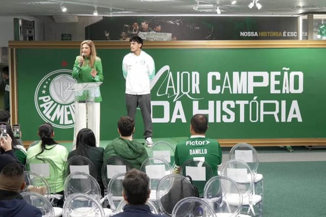 Gustavo Gómez ganha homenagem no Palmeiras por recorde de títulos Gustavo Gómez ganha homenagem no Palmeiras por recorde de títulos