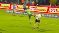 Imagem da noticia Jogador da Chapecoense que deu voadora em torcedor se desculpa e relata ameaças