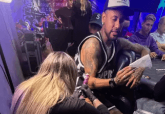 Imagem da noticia Neymar tatua escudo do Santos na coxa; veja