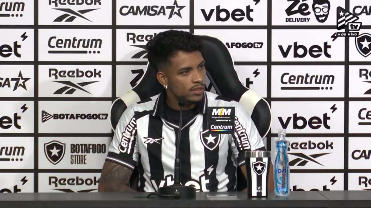Imagem da noticia Gabriel é apresentado pelo Botafogo e celebra: "Camisa maravilhosa"