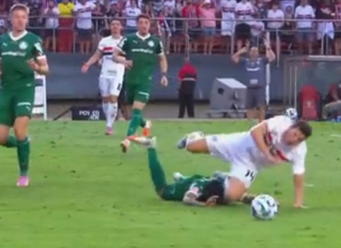 Imagem da noticia CBF divulga áudio do VAR sobre lance polêmico em clássico: "Está se jogando"