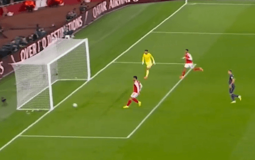 Goleiro falha e por pouco Atlético não marca contra o Arsenal na Champions Goleiro falha e por pouco Atlético não marca contra o Arsenal na Champions