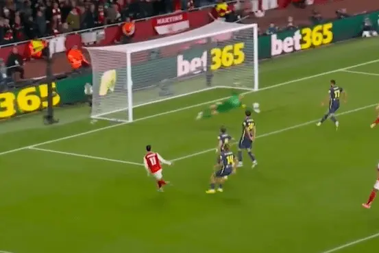 Golaço! Martinelli bate colocado e amplia para o Arsenal Golaço! Martinelli bate colocado e amplia para o Arsenal