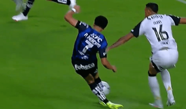 Tiago Leifert detona pênalti marcado contra o Atlético-MG: "Absurdo" Tiago Leifert detona pênalti marcado contra o Atlético-MG: "Absurdo"