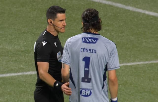 Cássio lamenta agressão e pede união por melhoria da arbitragem no Brasil Cássio lamenta agressão e pede união por melhoria da arbitragem no Brasil