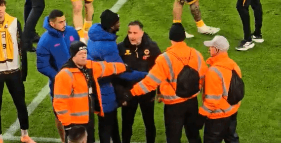 Vítor Pereira é contido em discussão com torcida do Wolves Vítor Pereira é contido em discussão com torcida do Wolves