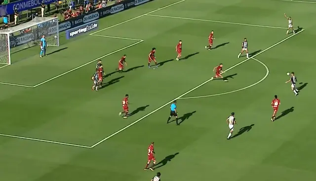 Alan Franco arrisca de longe e quase marca pro Atlético na final da Sula Alan Franco arrisca de longe e quase marca pro Atlético na final da Sula