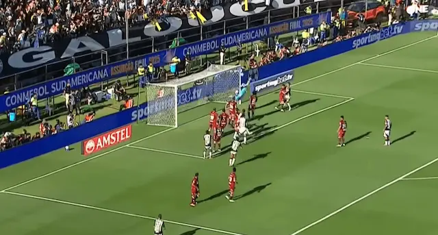 Na trave! Bernard cobra falta e por pouco não marca para o Galo final da Sul-Americana Na trave! Bernard cobra falta e por pouco não marca para o Galo final da Sul-Americana