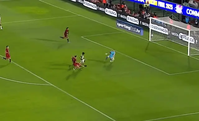 Que chance! Biel finaliza e goleiro faz milagre para evitar gol do Galo Que chance! Biel finaliza e goleiro faz milagre para evitar gol do Galo