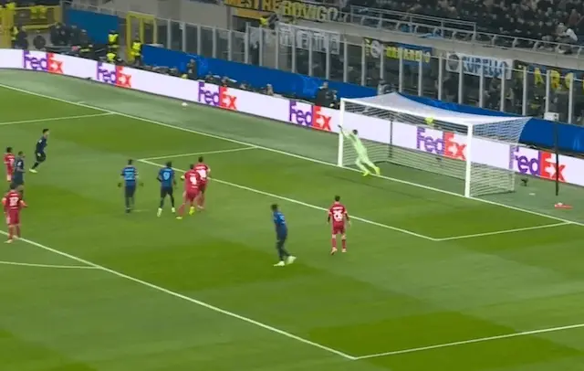 Quase gol da Inter! Barella cobra falta perigosa contra o Liverpool Quase gol da Inter! Barella cobra falta perigosa contra o Liverpool