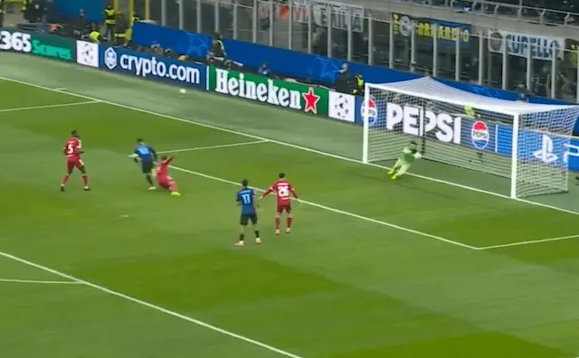 Defesaça do Alisson! Lautaro Martínez cabeceia do meio da área e brasileiro salva o Liverpool Defesaça do Alisson! Lautaro Martínez cabeceia do meio da área e brasileiro salva o Liverpool