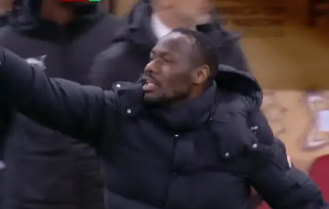 Torcida cria vaquinha para pagar multa imposta ao treinador do Senegal Torcida cria vaquinha para pagar multa imposta ao treinador do Senegal