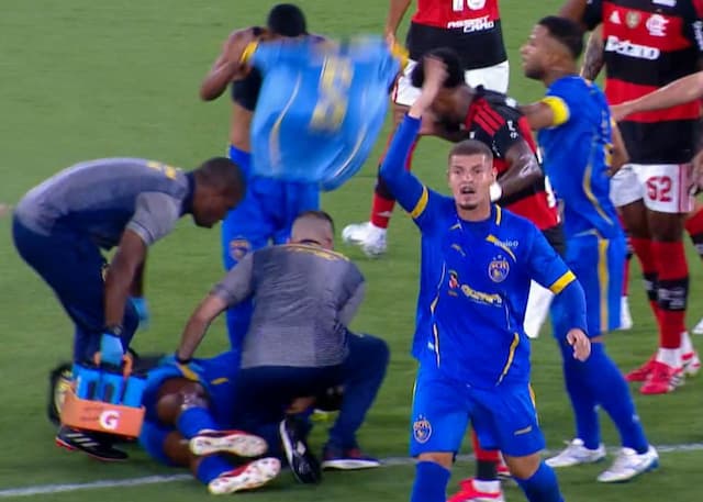 Jogador do Sampaio Corrêa sofre convulsão no meio do gramado Jogador do Sampaio Corrêa sofre convulsão no meio do gramado