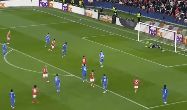 Courtois faz boa defesa em chute de fora da área do Benfica Courtois faz boa defesa em chute de fora da área do Benfica