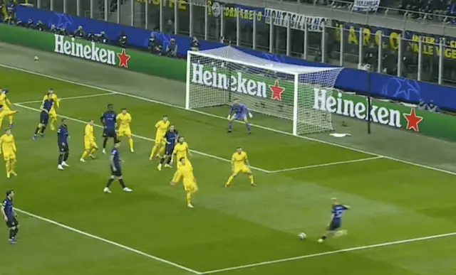 QUASE! Dimarco chuta com perigo e quase abre o placar na Champions QUASE! Dimarco chuta com perigo e quase abre o placar na Champions