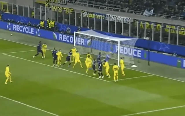 Bombardeio da Inter! Frattesi cabeceia com perigo e goleiro faz boa defesa Bombardeio da Inter! Frattesi cabeceia com perigo e goleiro faz boa defesa