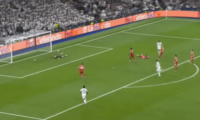 Neuer defende chutaço de Mbappé nas quartas da Champions Neuer defende chutaço de Mbappé nas quartas da Champions